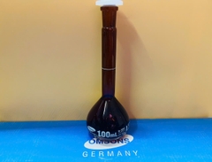 Bình định mức nâu 100ml, Class A, nút nhựa, Hãng OMSONS GERMANY