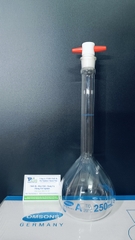 Bình định mức trắng 250ml, khóa nhựa, Class A, Hãng OMSONS GERMANY