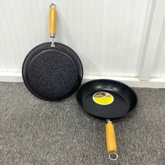 CHẢO GANG ĐÁY BẰNG ,VÂN ĐÁ ĐÁY 28CM( cán gỗ)