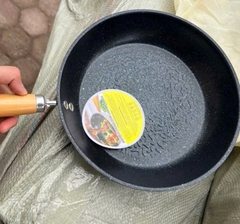 CHẢO GANG ĐÁY BẰNG ,VÂN ĐÁ ĐÁY 28CM( cán gỗ)