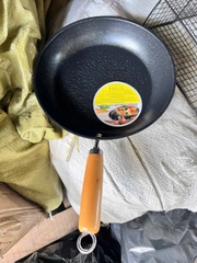 CHẢO GANG ĐÁY BẰNG ,VÂN ĐÁ ĐÁY 28CM( cán gỗ)