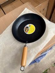 CHẢO GANG ĐÁY BẰNG ,VÂN ĐÁ ĐÁY 28CM( cán gỗ)
