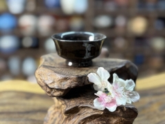 Ly trà đen ánh nâu