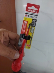 Tô vít 4 cạnh cán tròn cách điện 1000V VESSEL 200+1x75