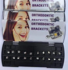 Mắc cài kim loại Orthodontic cô gái