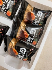 Bánh Dứa Phủ Chocolate Enrobed Pineapple Cake