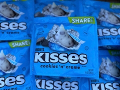 Socola Trắng Vụn Cookies Hershey’s Kisses Cookies ‘N’ Creme 283g