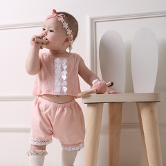 Set áo sát nách và quần short ren bé gái