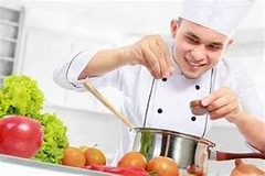 NAM NỮ PHỤ BẾP QUÁN CƠM GÀ HÀN QUỐC VÀ NỮ BÁN BIA