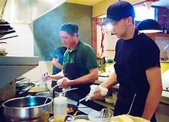 NAM NỮ PHỤ BẾP QUÁN CƠM GÀ HÀN QUỐC VÀ NỮ BÁN BIA