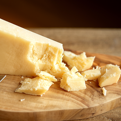 Phomai Parmesan khối 1kg Grana Padano xuất xứ Ý