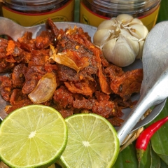 Khô Bò Vụn Cháy Tỏi 220gr – "Vụn" Nhưng Ngon & Chất, Mồi Bén Không Thể Thiếu