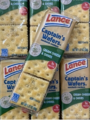 Bánh cracker kẹp nhân kem phô mai hành Lance 39g Mỹ
