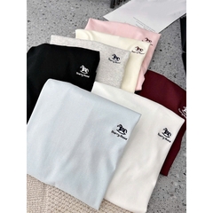 Áo thun nữ QB form ôm nhẹ phối logo nhỏ tinh tế phong cách trẻ trung năng động nhiều màu dễ phối đồ B8