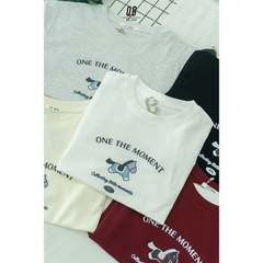 Áo thun QB nữ in chữ One The Moment hình ngựa nhỏ form suông phong cách trẻ trung tối giản dễ thương 6B