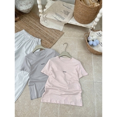 Áo thun nữ QB trơn thêu chữ nhỏ tinh tế phong cách basic nhẹ nhàng dễ phối đồ hàng ngày B8