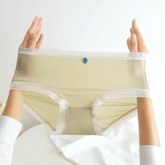 Quần lót nữ QB viền ren gợn sóng đính charm lá thanh lịch 16E