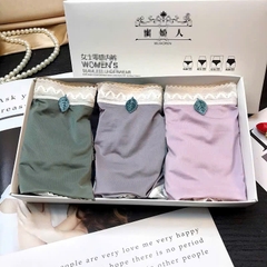 Quần lót nữ QB viền ren gợn sóng đính charm lá thanh lịch 16E