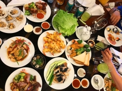 Hướng dẫn học trò người cá nghệ thuật ăn uống