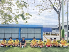 Đội Bóng Đá Của Tiun Chiến Thắng Singapore Vô Địch Giành Cúp Vàng Sunluxe