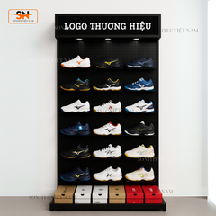 Kệ trưng giày thể thao hắt sáng – Giải pháp trưng bày chuyên nghiệp, logo in theo yêu cầu