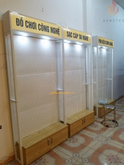 Kệ Treo Ốp Lưng – Phụ Kiện Điện Thoại Có Tủ | Khung Sắt + Hộp Đèn Logo LED