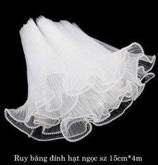 Trang trí dải ruy băng voan trắng viền ngọc trai 15cm*4m