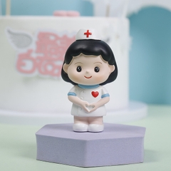 Trang trí sứ nữ y tá mỉm cười + trái tim