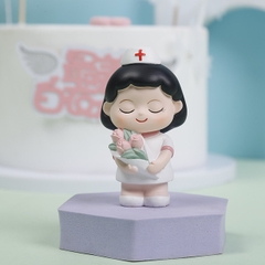 Trang trí sứ nữ y tá nhắm mắt  ôm hoa