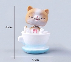 Trang trí mèo nhựa ngồi cốc xanh (lò xo)