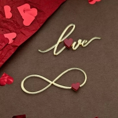 Topper mica chữ love thường vàng nhỏ + trái tim đỏ (Chiều rộng khoảng 5cm)