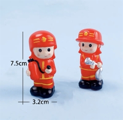 Set trang trí 2 lính cứu hỏa nhựa nhẹ