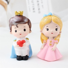 Hoàng tử vest trắng tóc đen