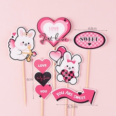 10 set que cắm Valentine thỏ trắng ôm trái tim