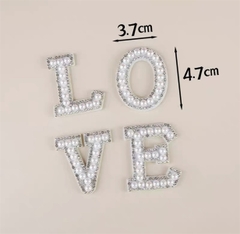 Trang trí chữ LOVE viền ngọc trai trắng