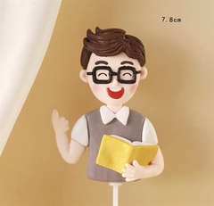 Trang trí gốm mềm thầy giáo đeo kính áo xám (GV)