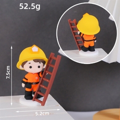 Trang trí silicon lính cứu hỏa cầm thang