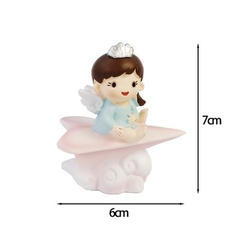 Bé gái cưỡi máy bay giấy hồng