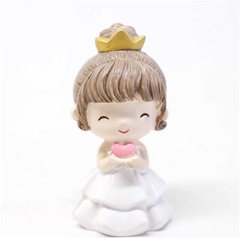 Trang trí cô dâu đội vương miện mặc váy trắng hoàng gia