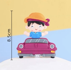Trang trí gốm mềm cậu bé đội mũ lái xe oto