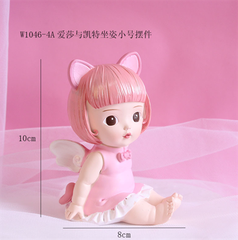 Bé gái thiên thần váy hồng ngồi