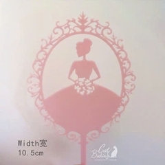 Mica cô gái cầm hoa hồng
