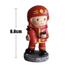 Trang trí sứ lính cứu hỏa cầm bình xịt