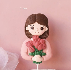 Trang trí gốm mềm cô gái áo hồng ôm bó hoa (GV)