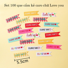 Set 100 que cắm kẻ caro chữ Love you (QCG)