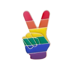 Ghim cài áo LGBT Bàn Tay Hòa Bình – Biểu Tượng Tự Hào & Kết Nối (Rainbow Peace Sign)