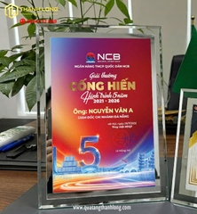 Bảng vinh danh thủy tinh màu bạc