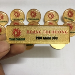 Bảng tên nhân viên ăn mòn