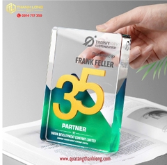 Kỷ niệm chương pha lê vinh danh nhân viên công hiến