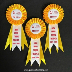 Hoa Cài Áo Màu Vàng Đuôi In Theo Yêu Cầu